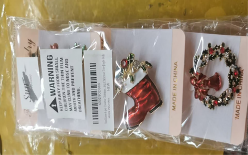 6Pcs Christmas Brooch Pin Set for Women, Festive Enamel Rhinestone Jewelry Pins, Xmas Stocking, Wreath & Tree Badges for Holiday Gifts - Image 3